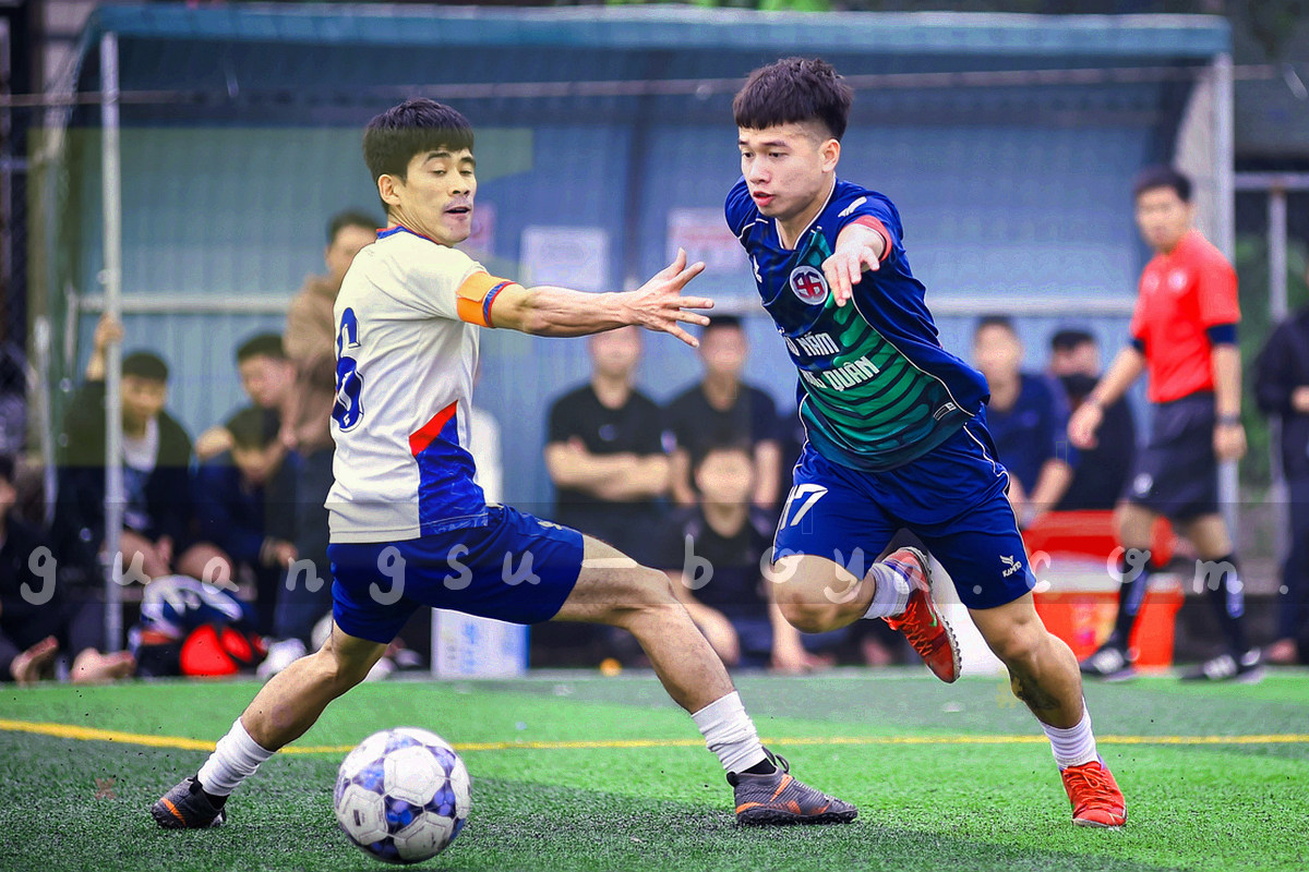 2019年以来关键阶段以青色光轨和节点串联的抽象时间线